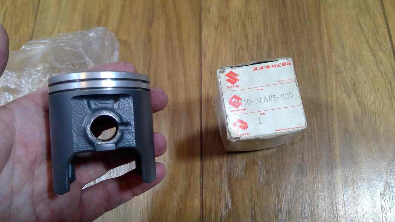 M301 Suzuki RG500 original piston +0.5 o/s